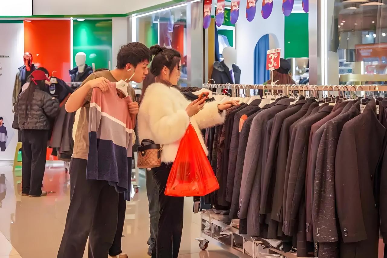 双十一购物看似下降，实则是消费回归理性。以前双十一熬夜抢购、购物车塞爆是常态，很