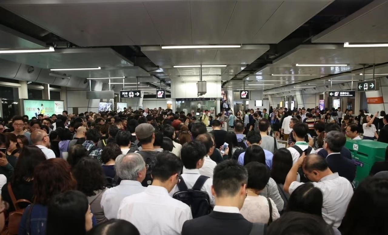 为什么香港地铁没有安检？
众所周知，在内地搭乘地铁，所有人都需要严格安检，乘客带
