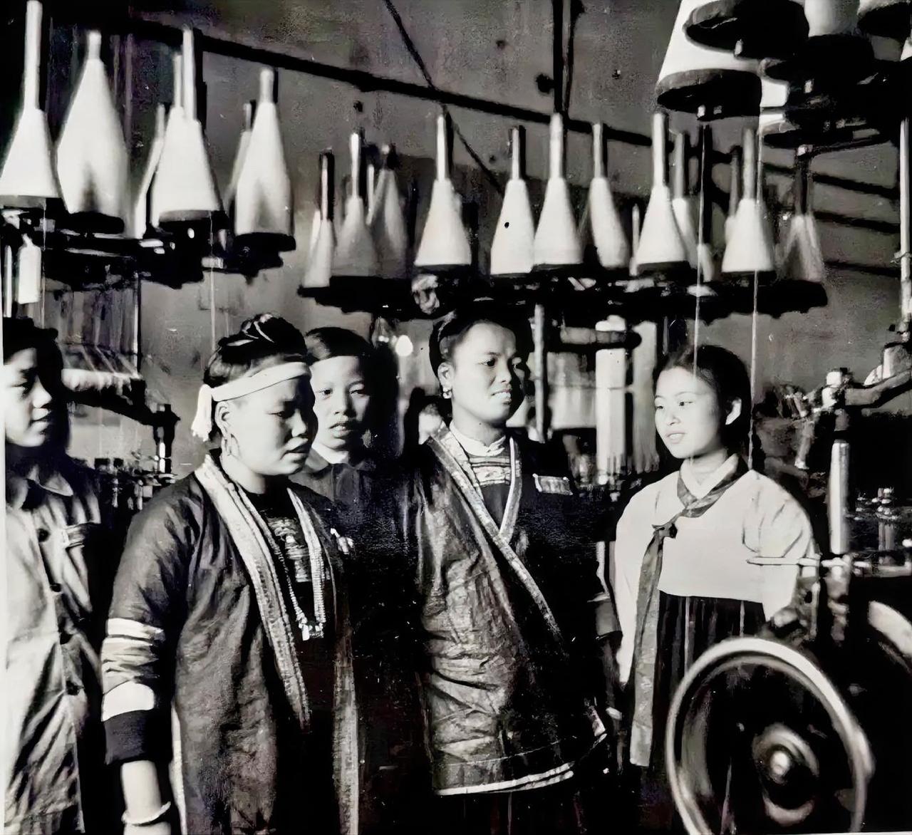 1955年少数民族干部参观吉林延边针织厂（新华社）