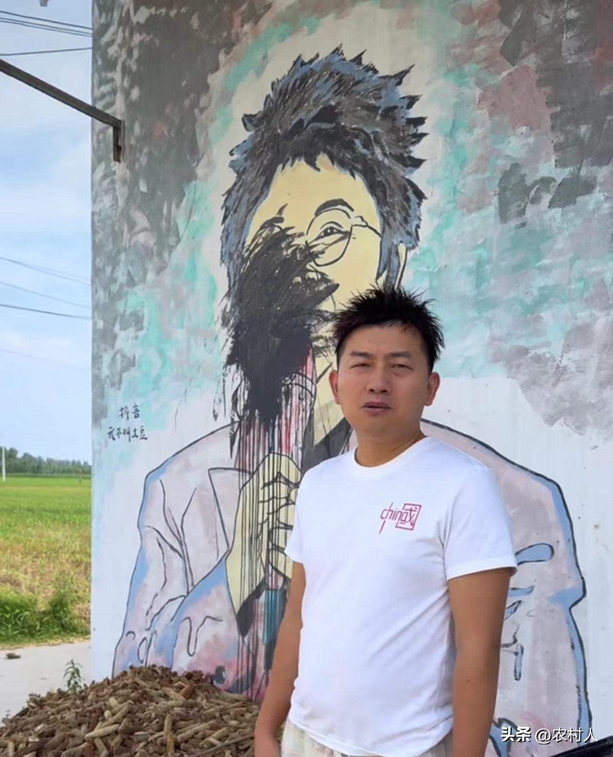 现在人真没素质，把韩红墙上的画给涂抹了。她作为一名慈善家，捐了很多钱。是值得我们