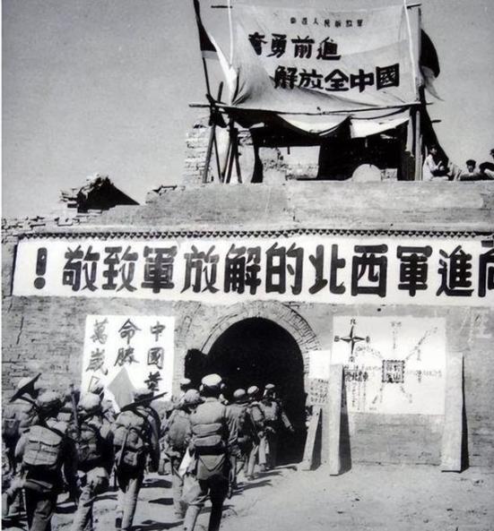 1958年，甘南爆发武装叛乱，叛乱军队攻破了当地政府，杀害了上百名干部和群众，甘