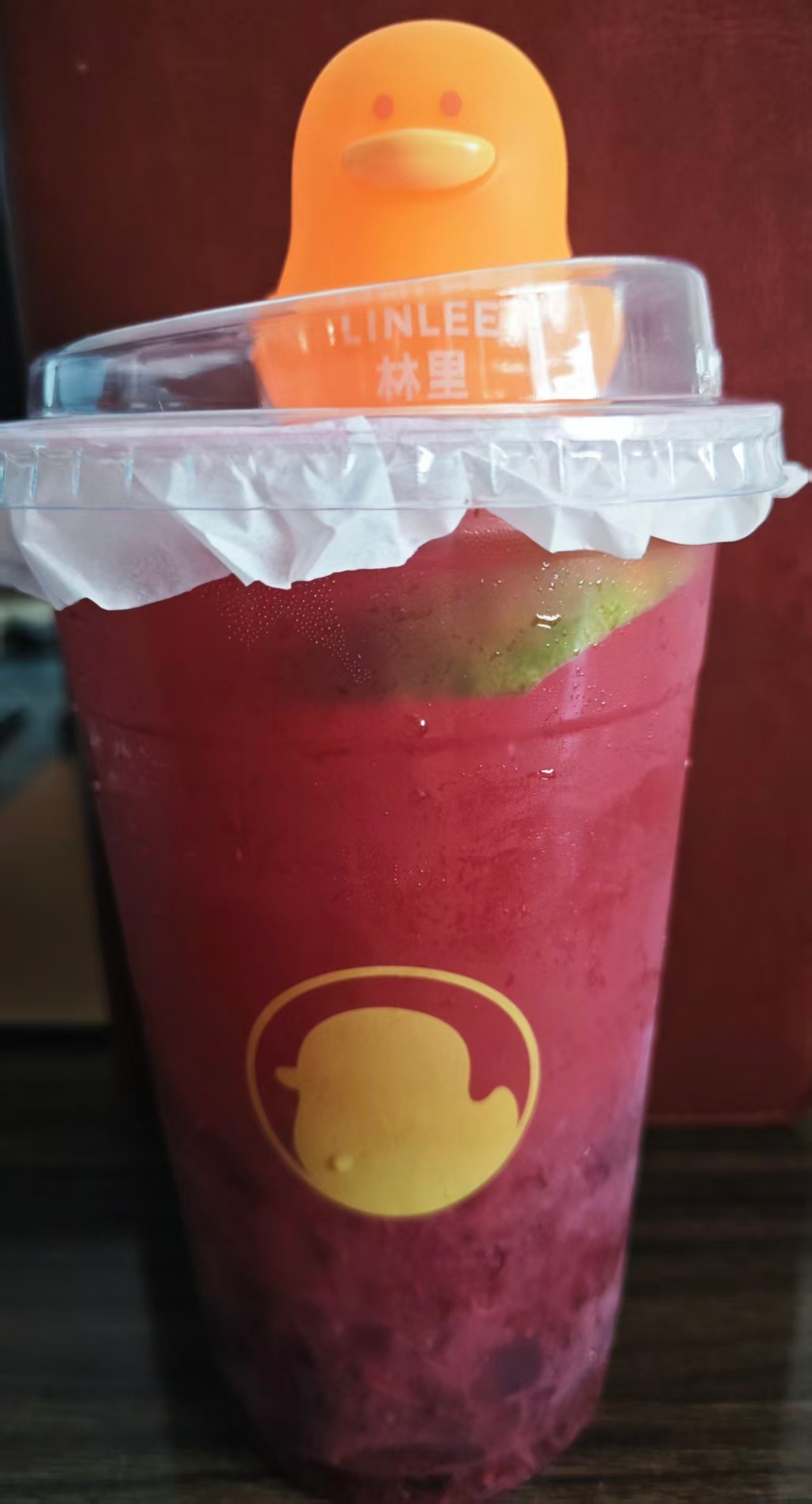 小黄鸭(•ө•)和榨果汁，好适配呀，有没有为了小鸭鸭买果汁的