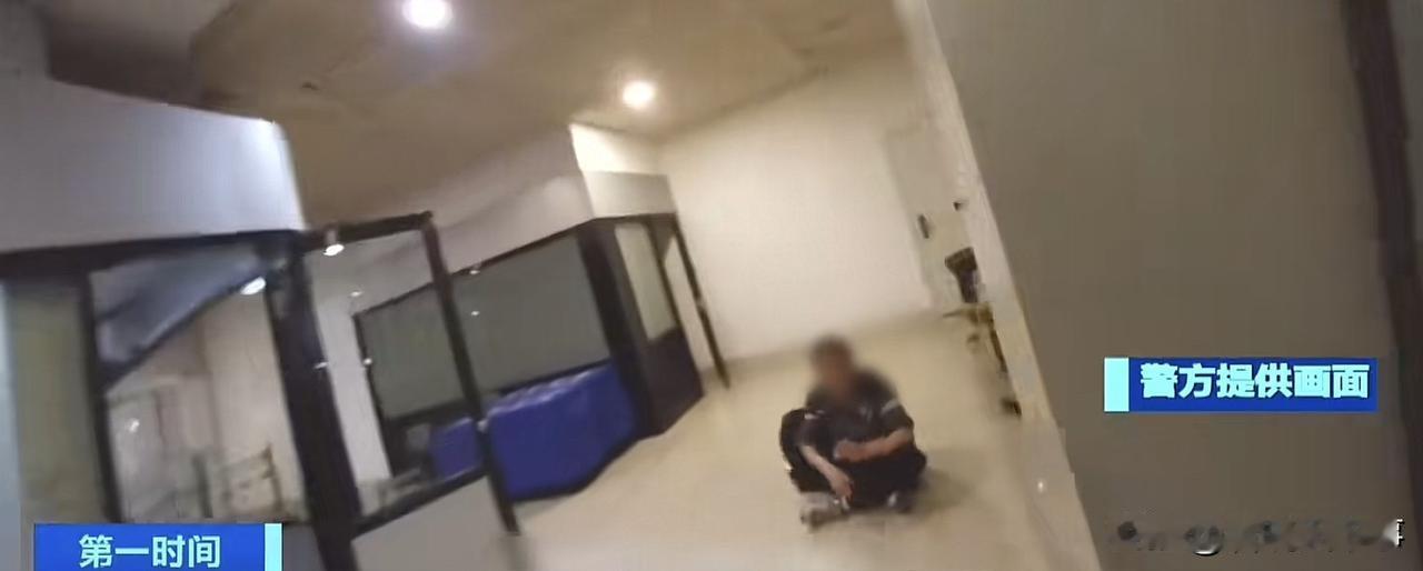 必须严惩！北京，一男子在火车站里吸烟，工作人员看见后，便劝其把烟掐掉，可让人万万