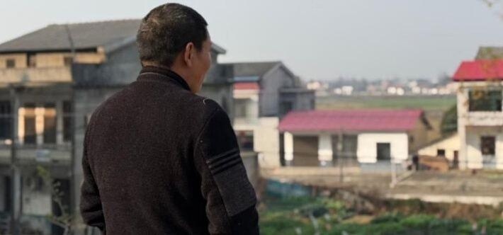 湖南岳阳湘阴县的肖某良，曾因12字跟评被拘5天，这事儿最近有了新进展。湖南省高级