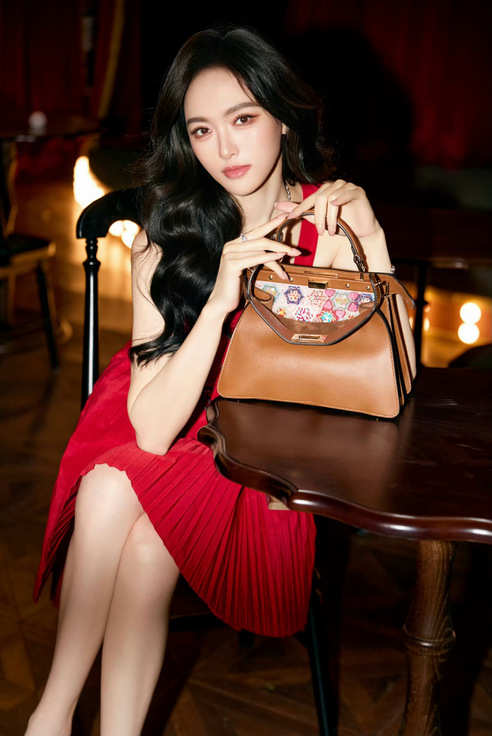 唐嫣 in FENDI ❤️💋  身着红色连衣裙，搭配品牌Way手袋，加上复古