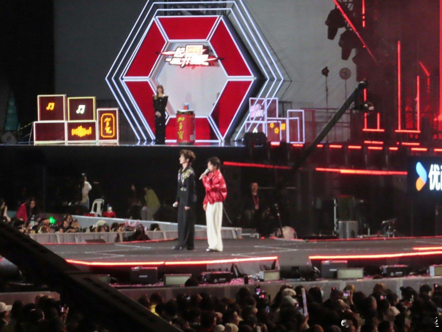 周震南颜安太稳了 《华夏》舞台看呆！又唱又跳全程高能，跳完直接接麦，气息稳到像没