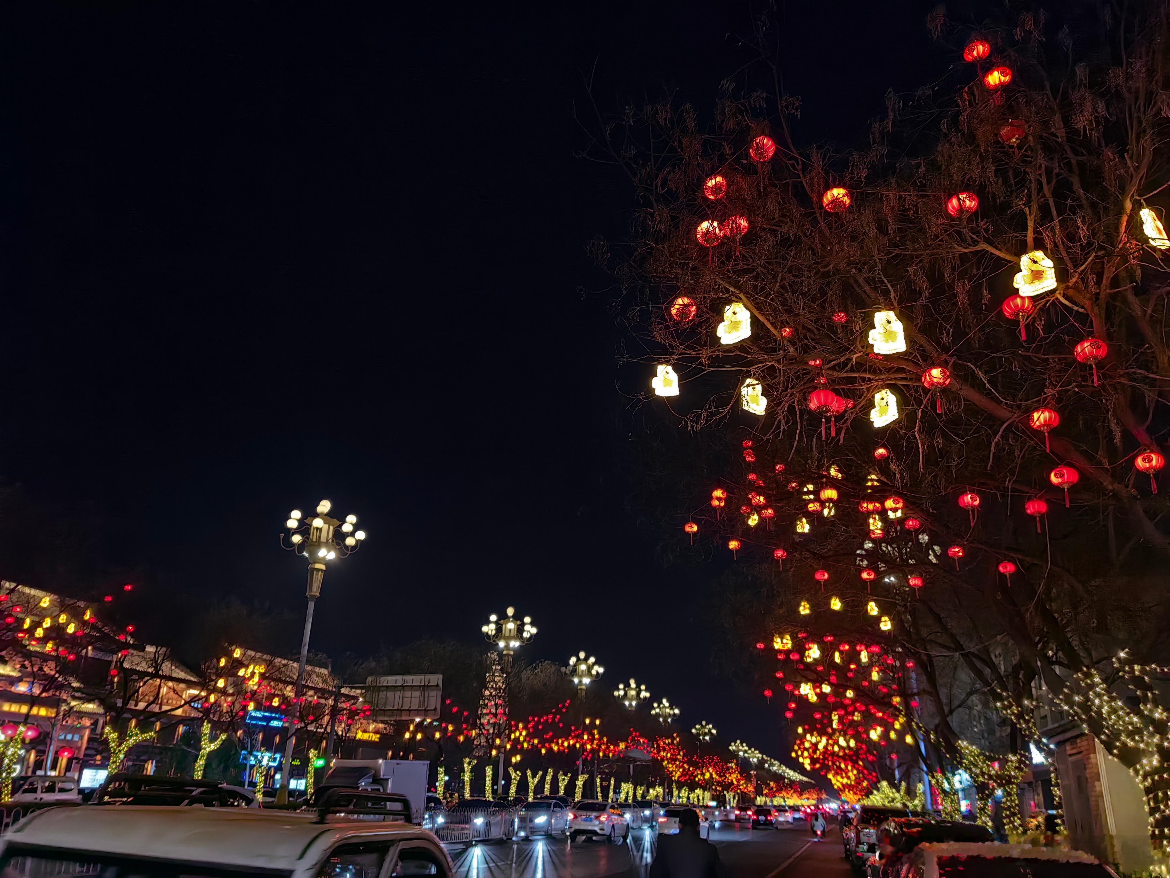 世间本无圆满路，人人都有心头苦。谁不是，一边藏着酸楚，一边装作不在乎。岁月匆匆，