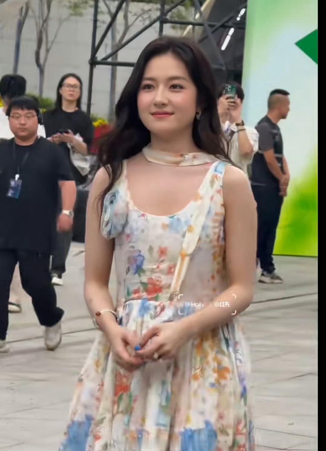 粉丝在工作室评论区刷屏让减肥，工作室就发了李兰迪在健身的视频。她不止一次被嘲身材