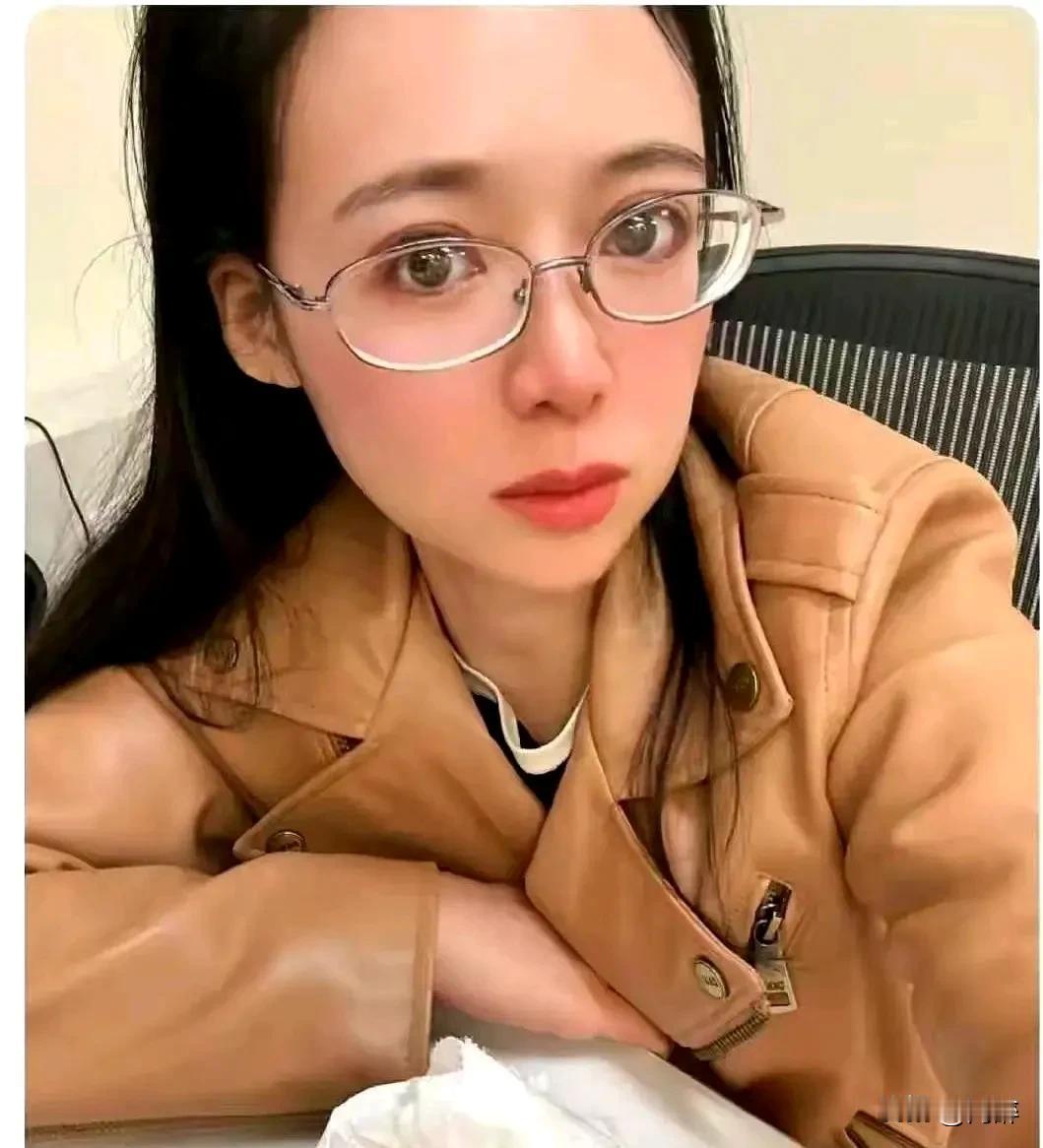 我，周君红，高学历，精英律师…

这就是那个以反华、辱华出名的“润人”律师的自我