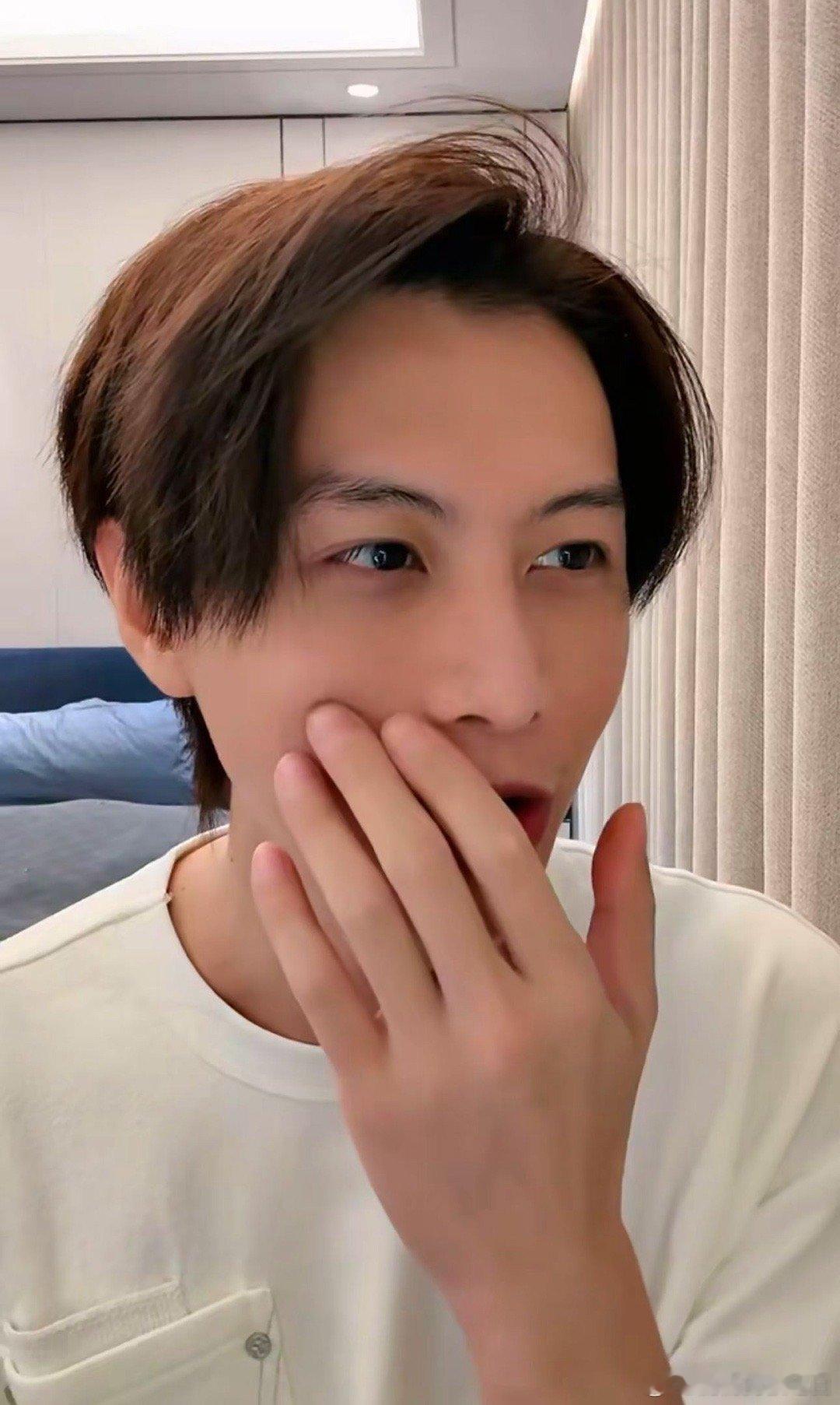 何健麒素颜直播 素颜+唠嗑+吃播三合一！没有精致包装，只有真实的相处感，这样的直