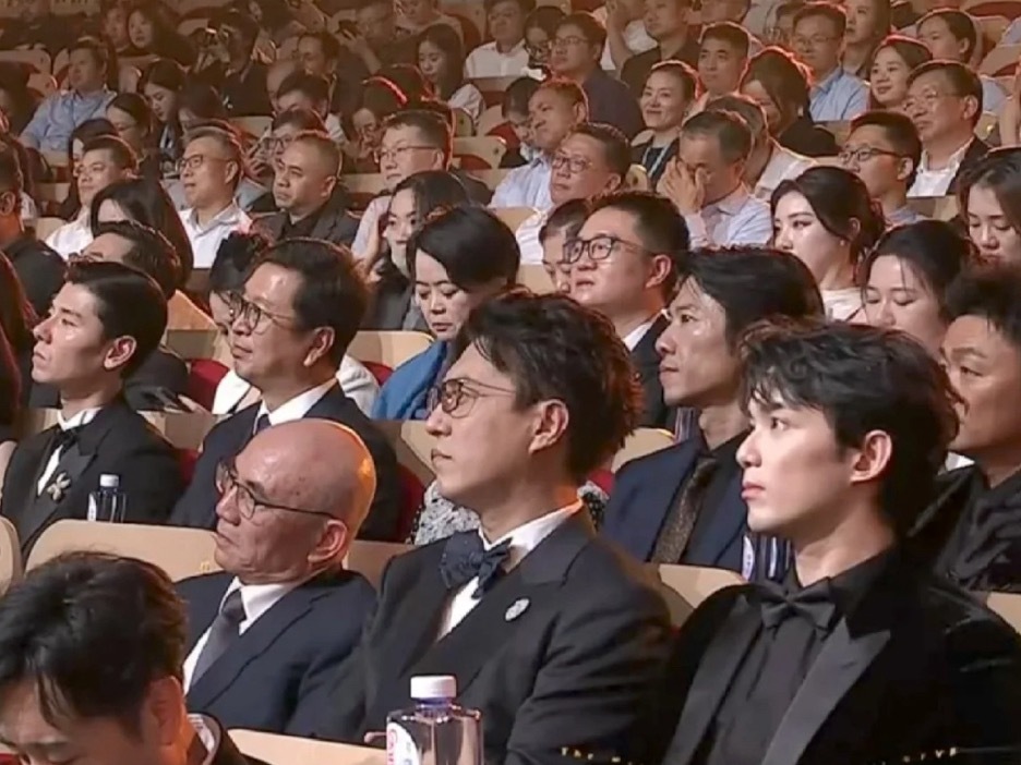 吴磊不是去当野人了吗怎么白的这么突出，而且少年感也太强了吧！ ​​​
