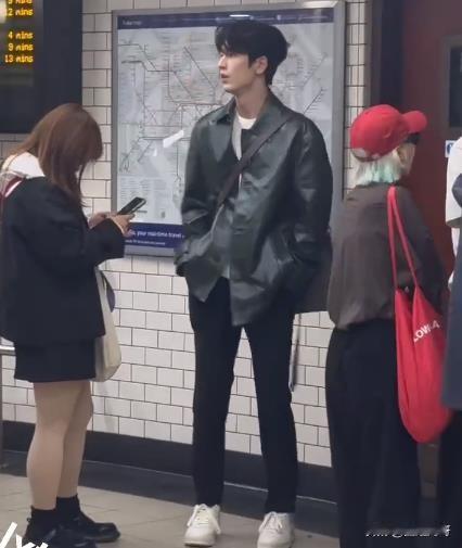 网友伦敦地铁偶遇到张凌赫！
张凌赫现身伦敦被偶遇了，生图状态下的身形比电视上还单