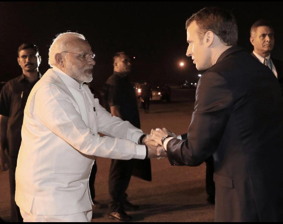 莫迪跟谁也能玩到一块儿去，还能玩出新花样儿。
他跟马克龙一见面，那激动的心，颤抖