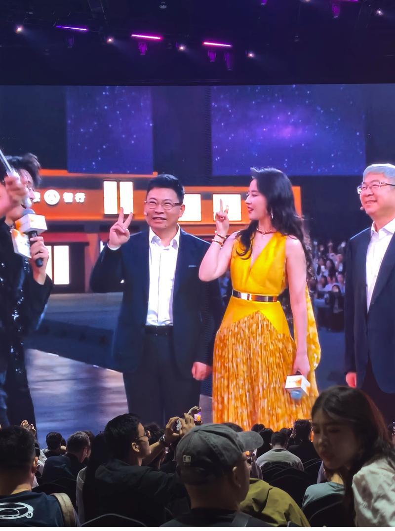 余承东和其他女明星近距离合影都是从容不迫，可在刘亦菲旁边怎么就会害羞腼腆的不知所