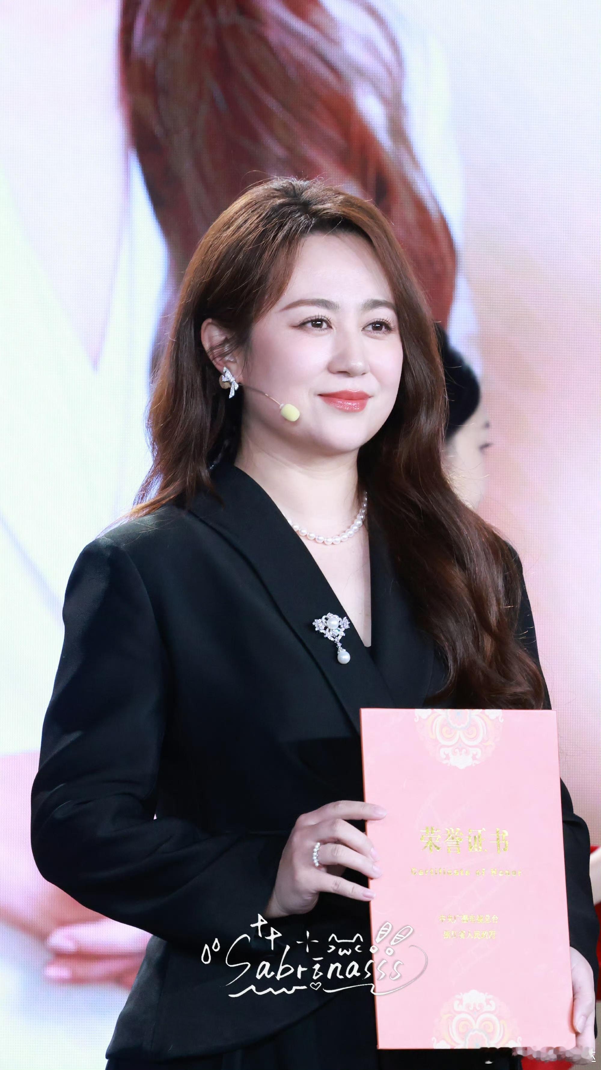 马丽成功女人的背后是她自己马丽既能用喜剧治愈观众，又能以通透见解打动人心，真诚又