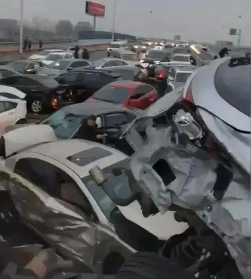 苏州交通事故致伤亡，交通安全警钟长鸣

近日，苏州市区发生了一起令人痛心的交通事