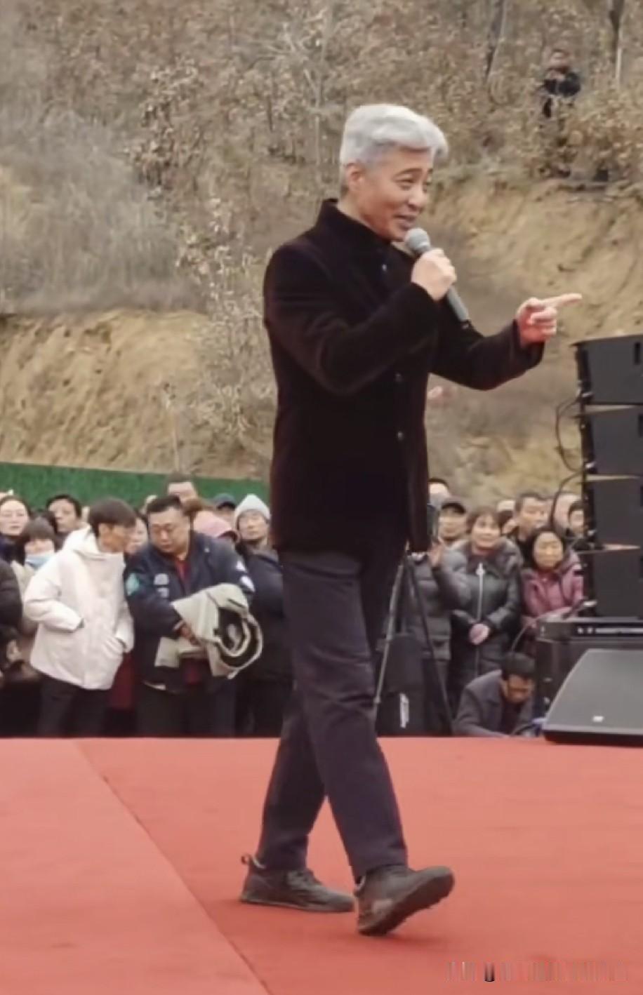 著名相声歌曲表演艺术家姜昆高徒周炜下乡义演，满头白发为农村乡亲免费演出，这次没送