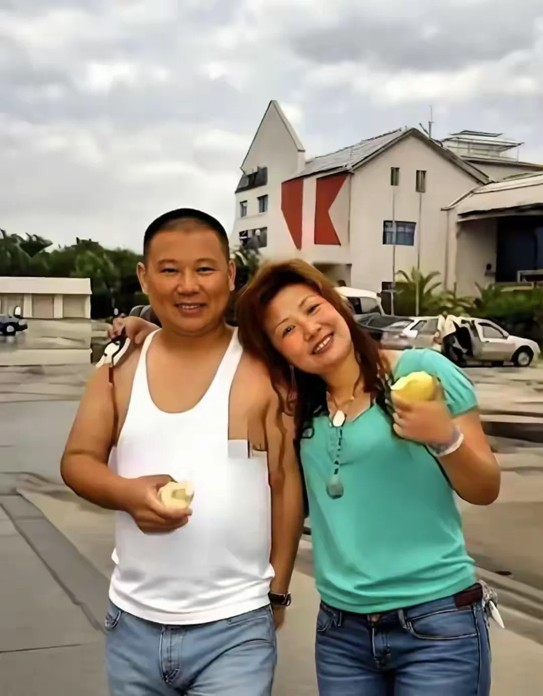 年轻时的郭德刚夫妇留影。