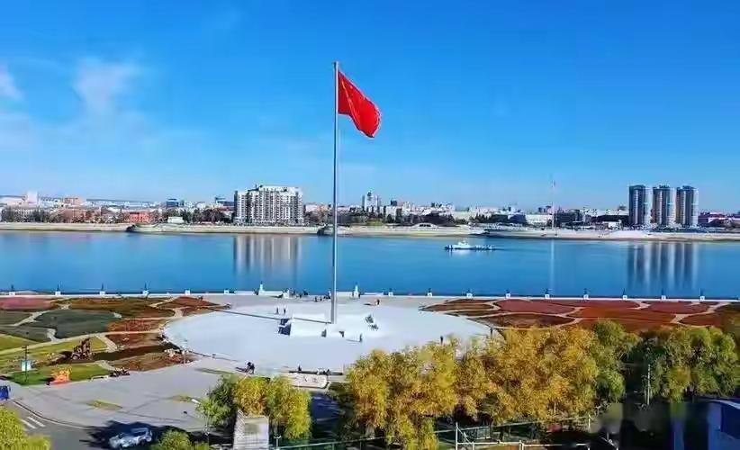 一个省，两重天，上午在哈尔滨坐车开空调，当然开的是冷风；刚才到黑河，我媳妇说冷了