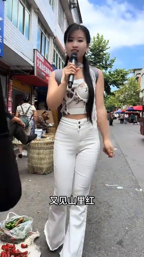 又见山里红。
那是你秋天依恋的风，那是你漫山醉人的红，那是你含情脉脉的心，酸酸甜
