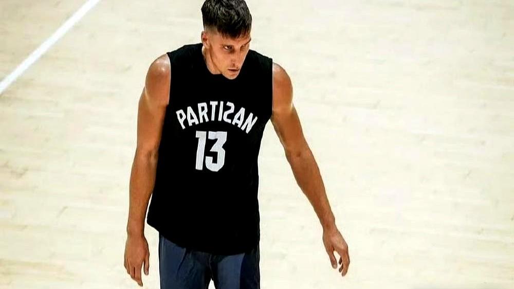 快船队这1600万美元，博格丹·博格达诺维奇拿着有点烫手。

去年2月从老鹰交易