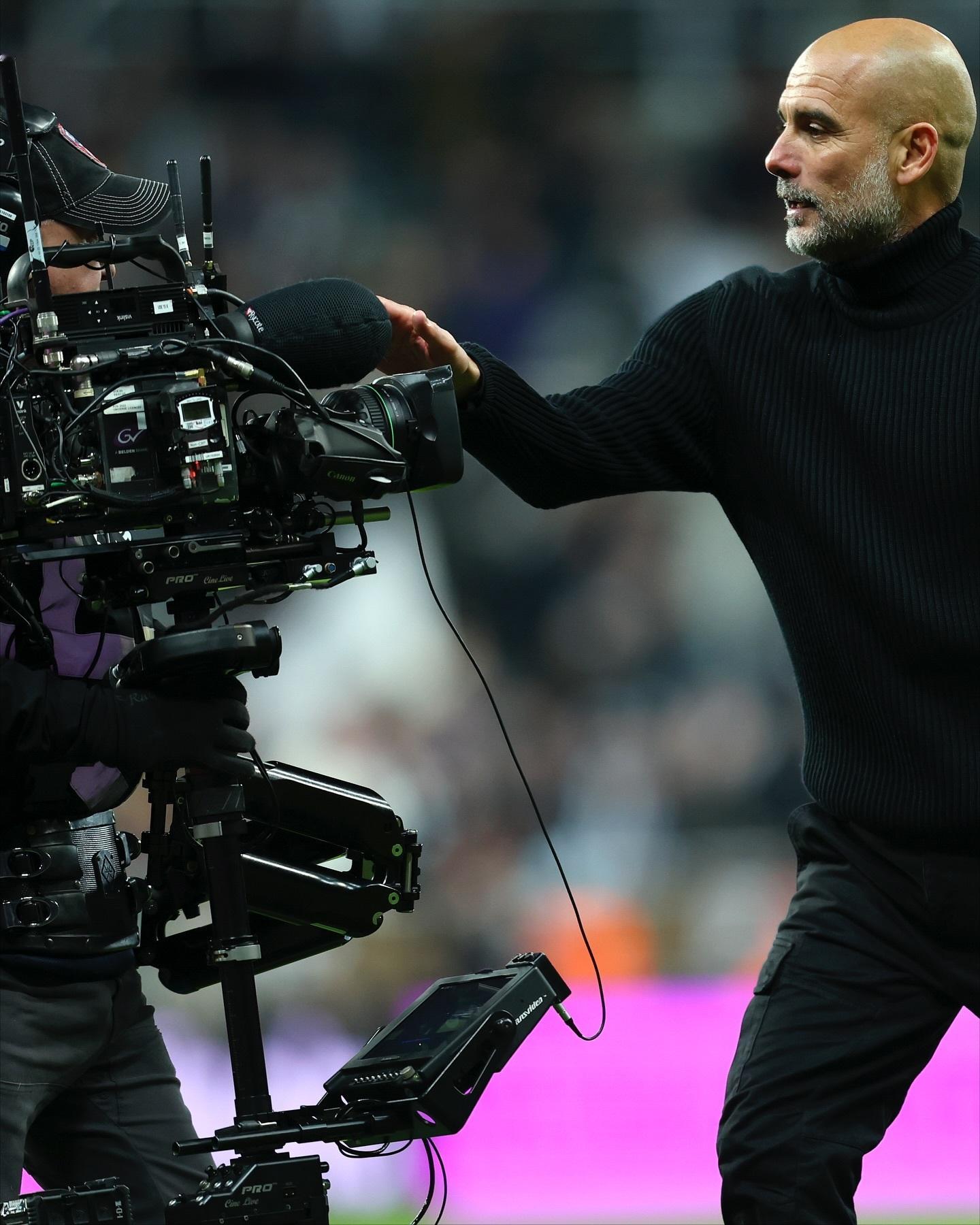 媒体报道：终场哨响瓜迪奥拉对场上摄像师说了几句话，而天空体育称这位曼城主帅赛后“