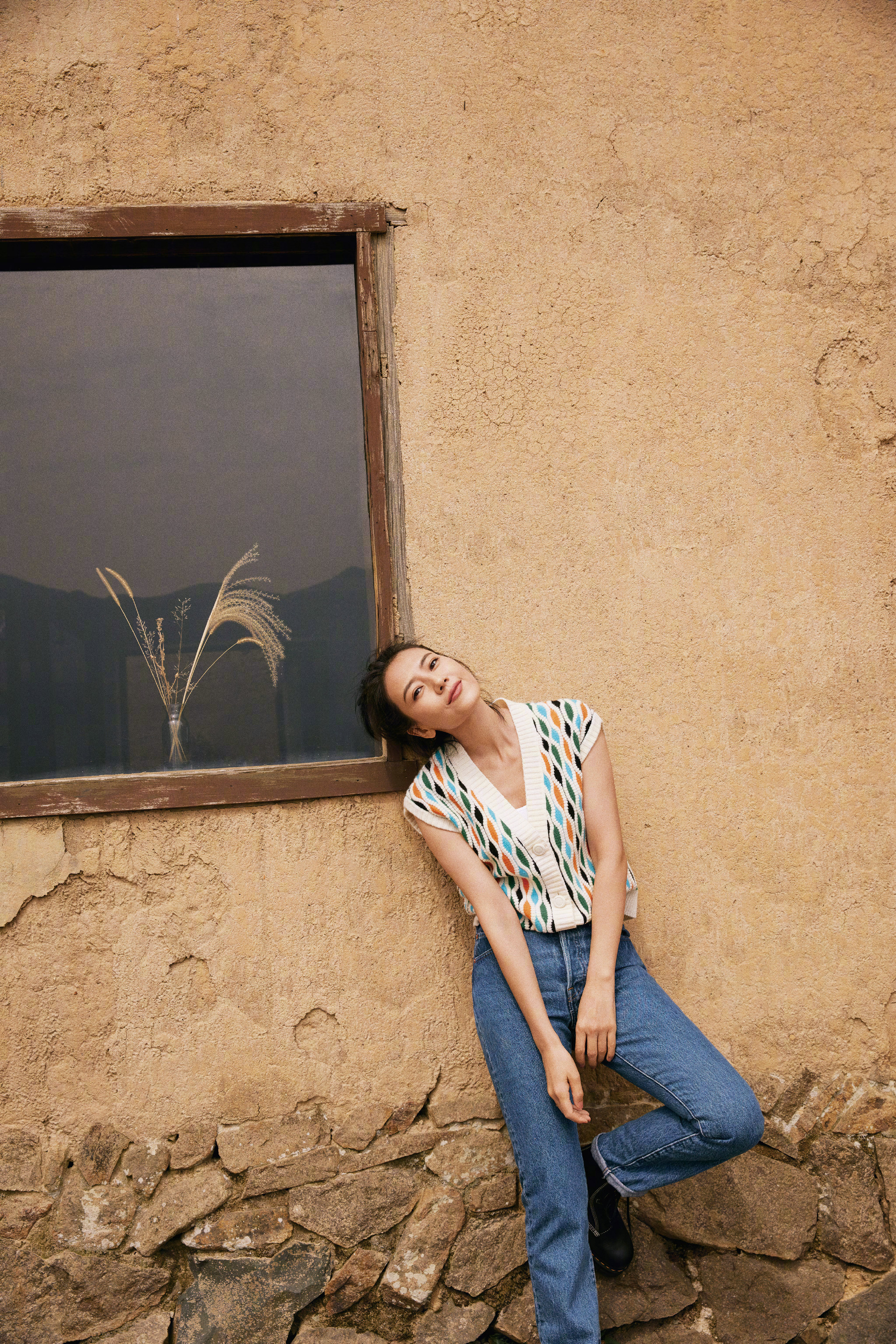 喜欢哪张图？需要高清图评论区留言。高圆圆 这组写真太有松弛感了✨ 白西装配托特包