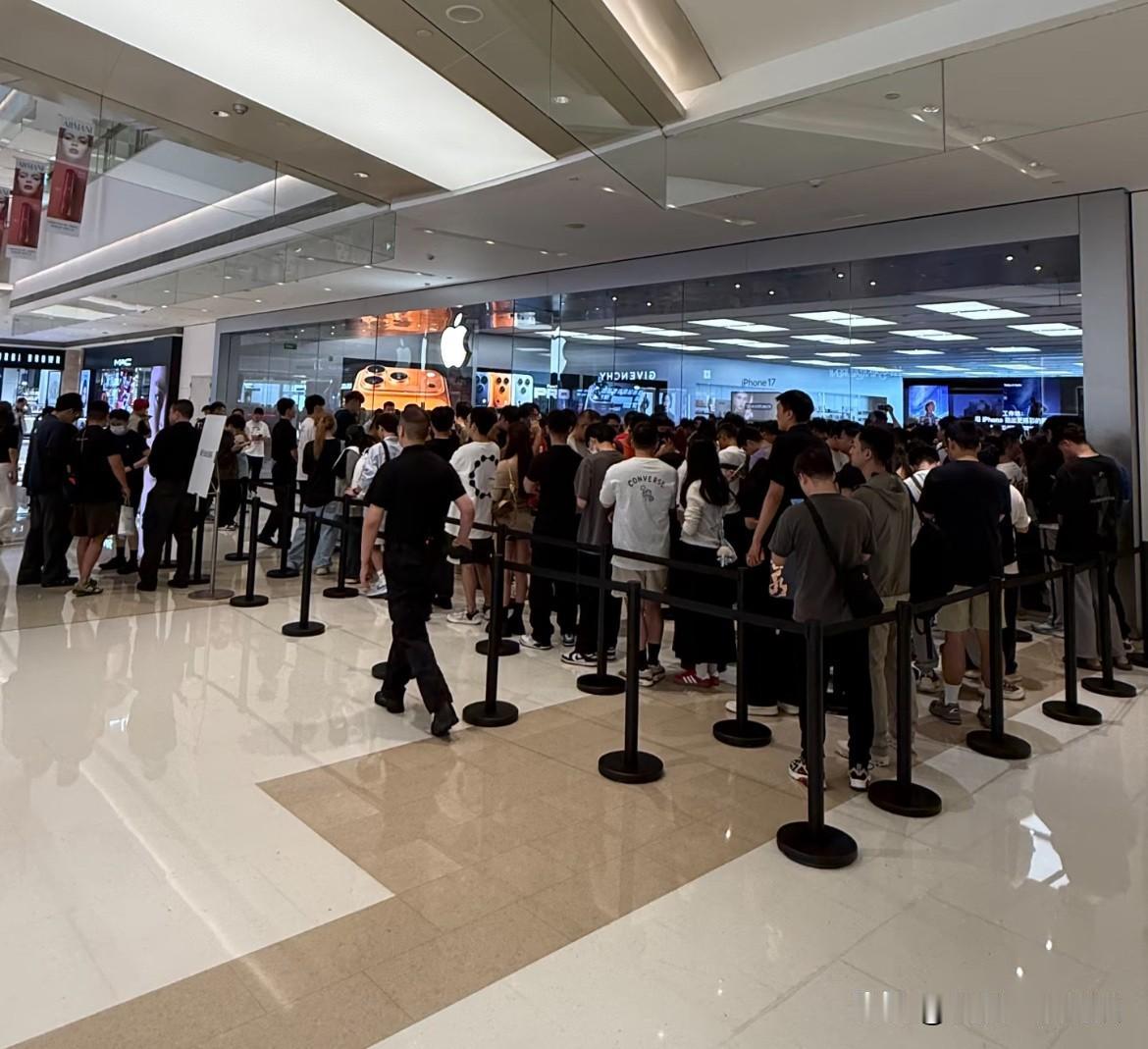 我原以为今年经济不好，结果看到一万三的苹果手机竟然有14万人预约，我才知道原来经