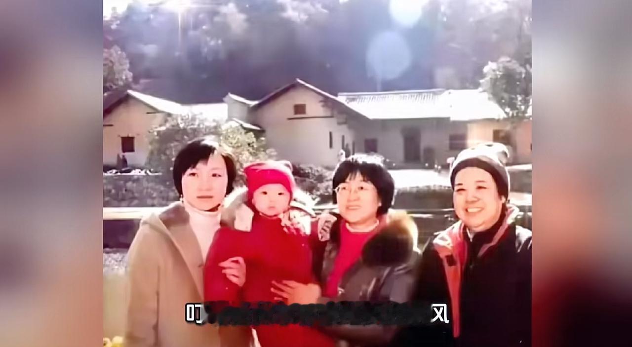 刘滨母亲、刘滨与亲家邵华，一同在毛主席故居前的留影。不得不说，娘俩太像了。