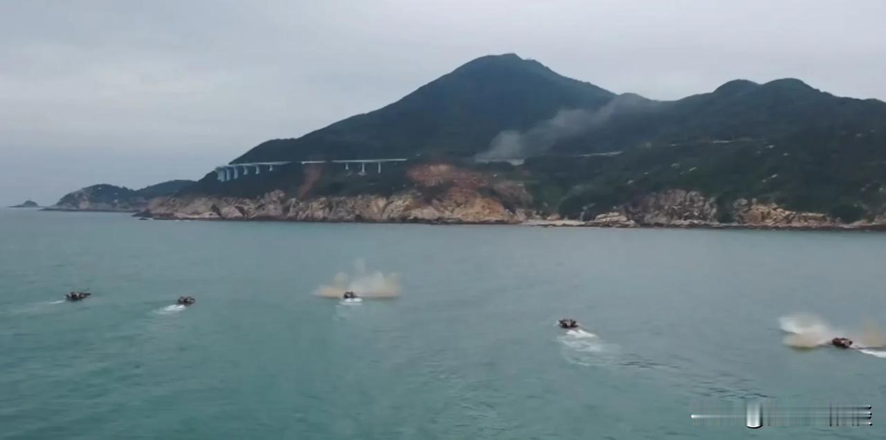 这个海上靶场有点危险啊，这边两栖战车射击，对面山头弹着点过去明显就看见立交桥，真