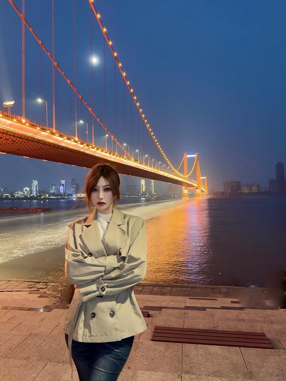 穷咪一生 只为找到一双为咪流泪的眼睛 和永不放开的爪owo  ​​​