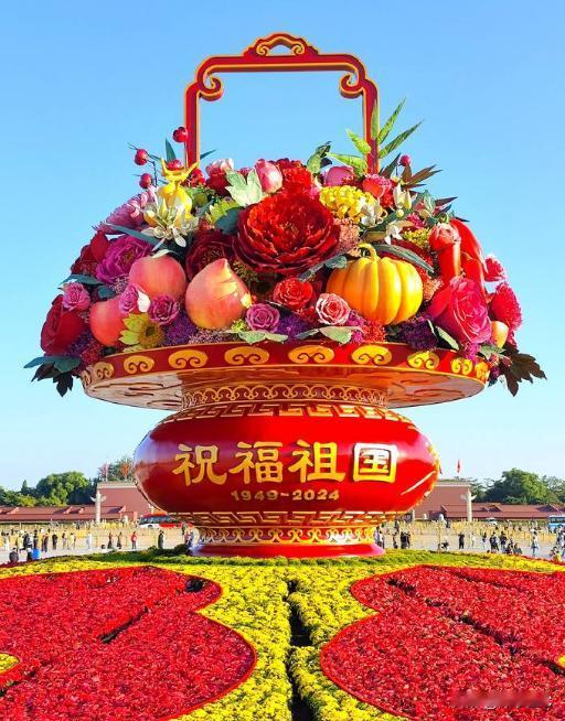 今天天安门广场“祝福祖国”巨型花篮已吊装完成，广场装扮一新，东西两侧花坛里海棠花