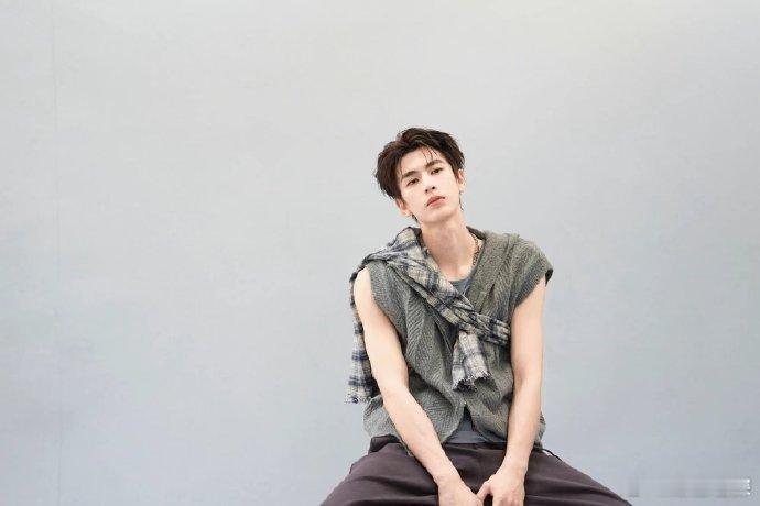 丁程鑫镜头下的张凌赫 丁程鑫太会抓镜头了，镜头中的张凌赫松弛感拉满，苏感扑面而来