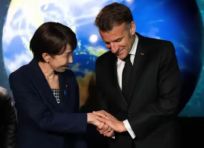 真会演！明知道中日不对付，马克龙当着日本首相的面强调，G7峰会不会邀请中国。
真