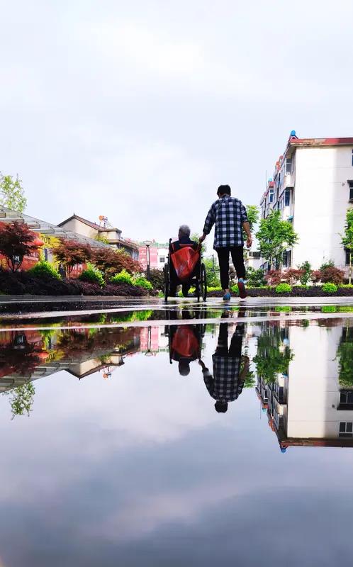 破防！一家三口被豪车撞击瞬间，丈夫第一反应推开妻儿，自己却永远留在了当场！
 