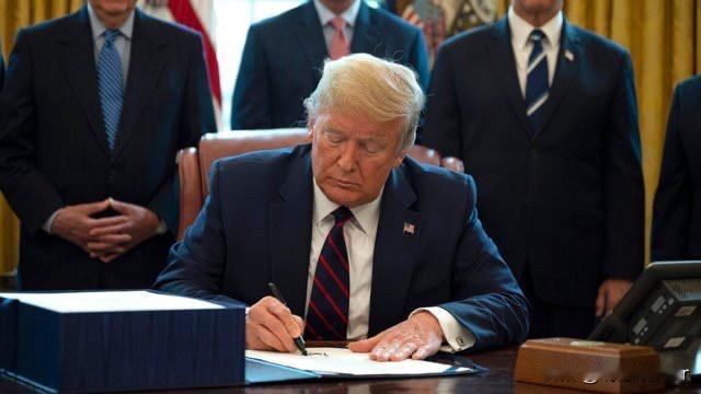美国挥大棒，对印度动真格！
就在今天，美国总统特朗普正式签署了一项法令，美国从印