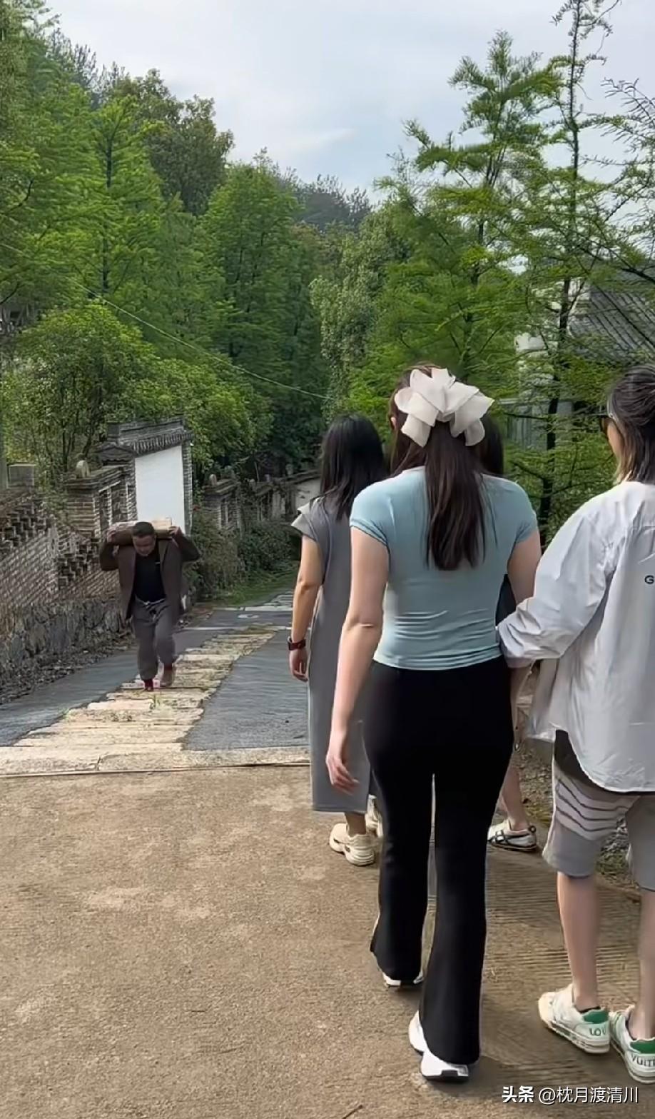 戴白花？