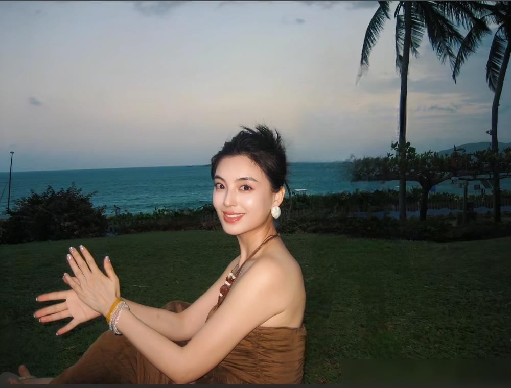 红衣黑西装甩袖回眸爆火的米脂女指挥，央视露脸仅1秒！
她是米脂文旅局普通职工，