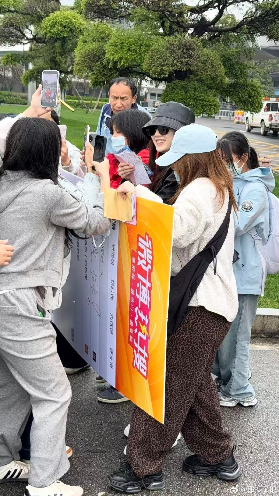 张慧雯被接机缺氧看起来都是一些小女孩。 