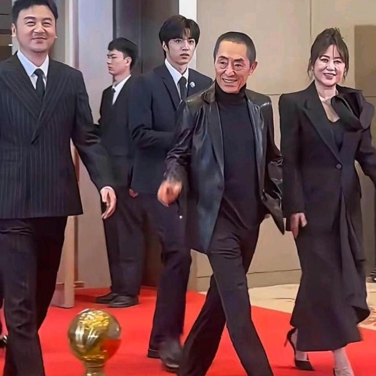 75岁张艺谋，真的太拼了！
 
75岁的张艺谋，没选择安享晚年，依旧在全力“折腾