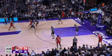 1挡2！杨翰森这挡拆质量真不错！
在今天NBA常规赛开拓者对阵爵士的第一节比赛中