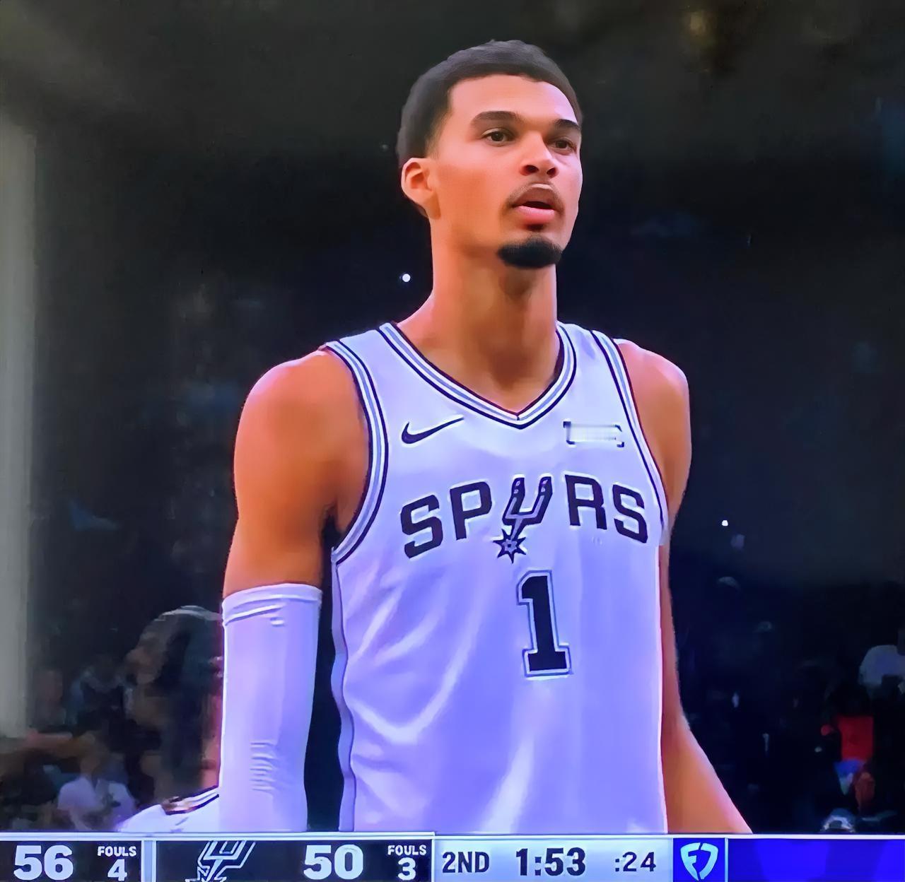 北京时间10月31日，NBA常规赛中，马刺主场对阵热火的赛事落下帷幕。历经四节激