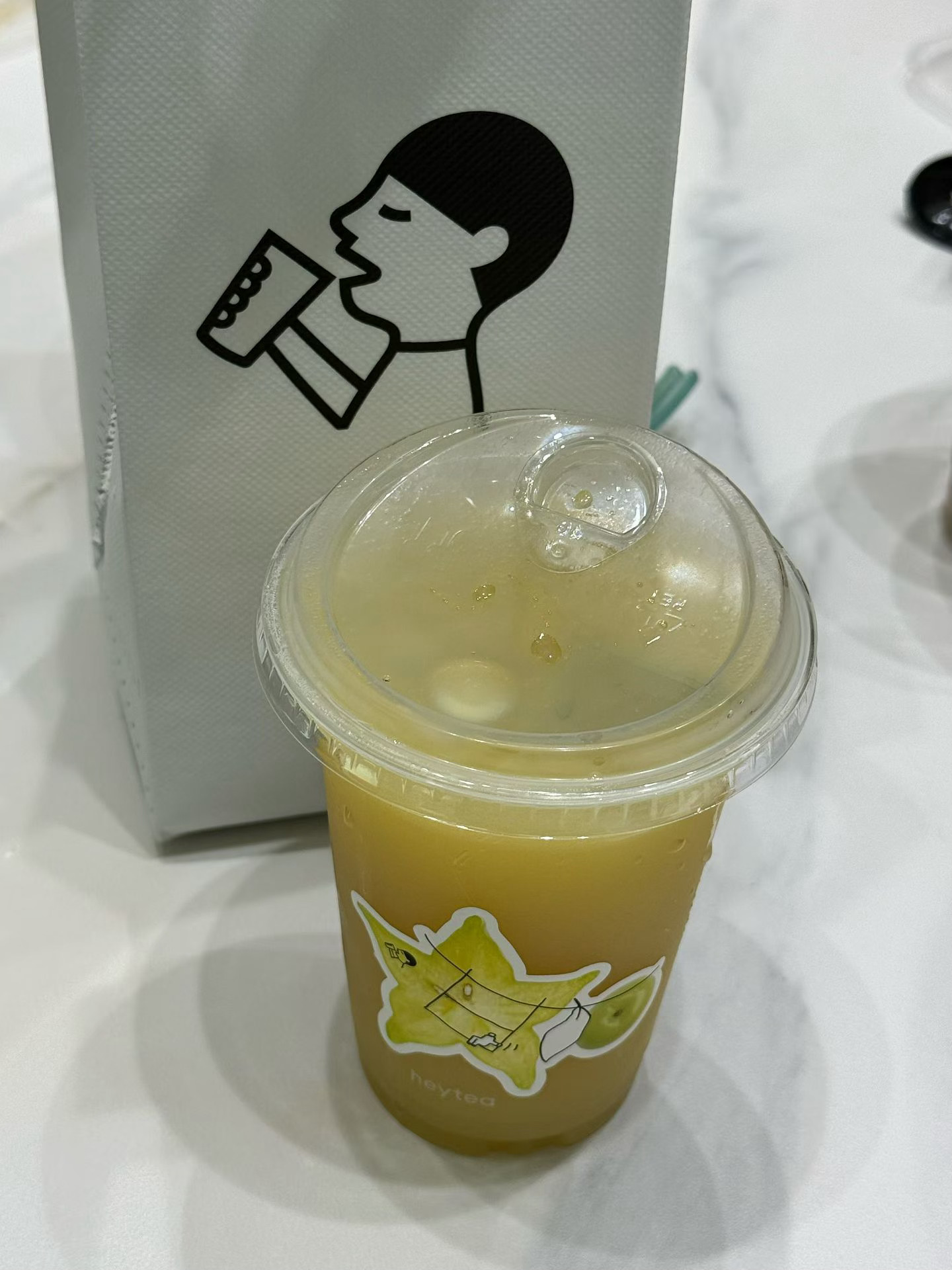 图1:公司同事贡献了制冰机！开心🥳图2:没拿到kitty的蓝色和黑皮杯子！图3