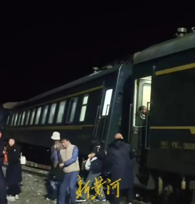 黑龙江K7034次旅客列车脱轨，万幸无人员伤亡！11月1日晚，黑河开往哈尔滨的K