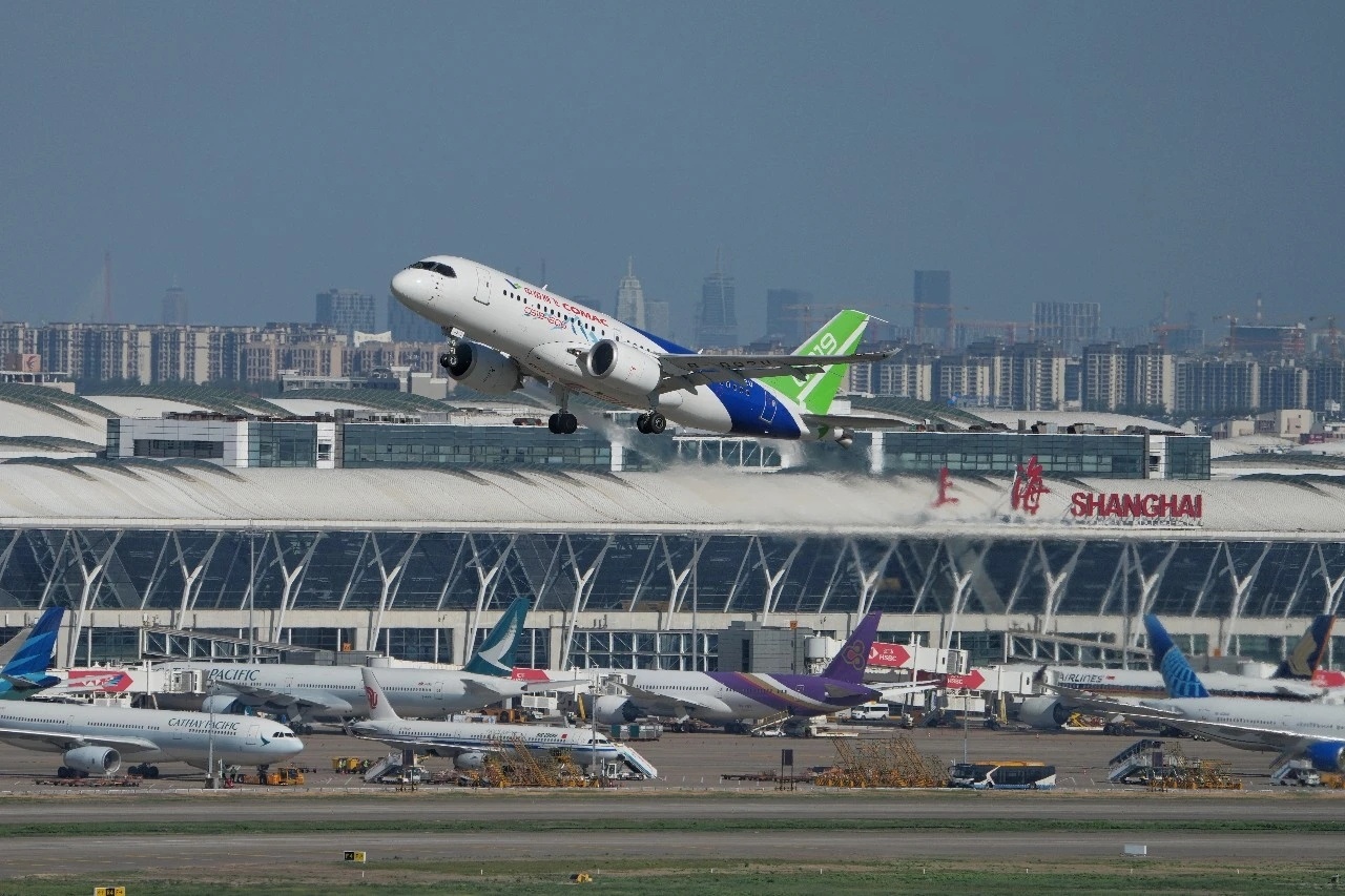 【C919高原型首飞】7月29日7时59分，C919高原型首架机在上海浦东国际机
