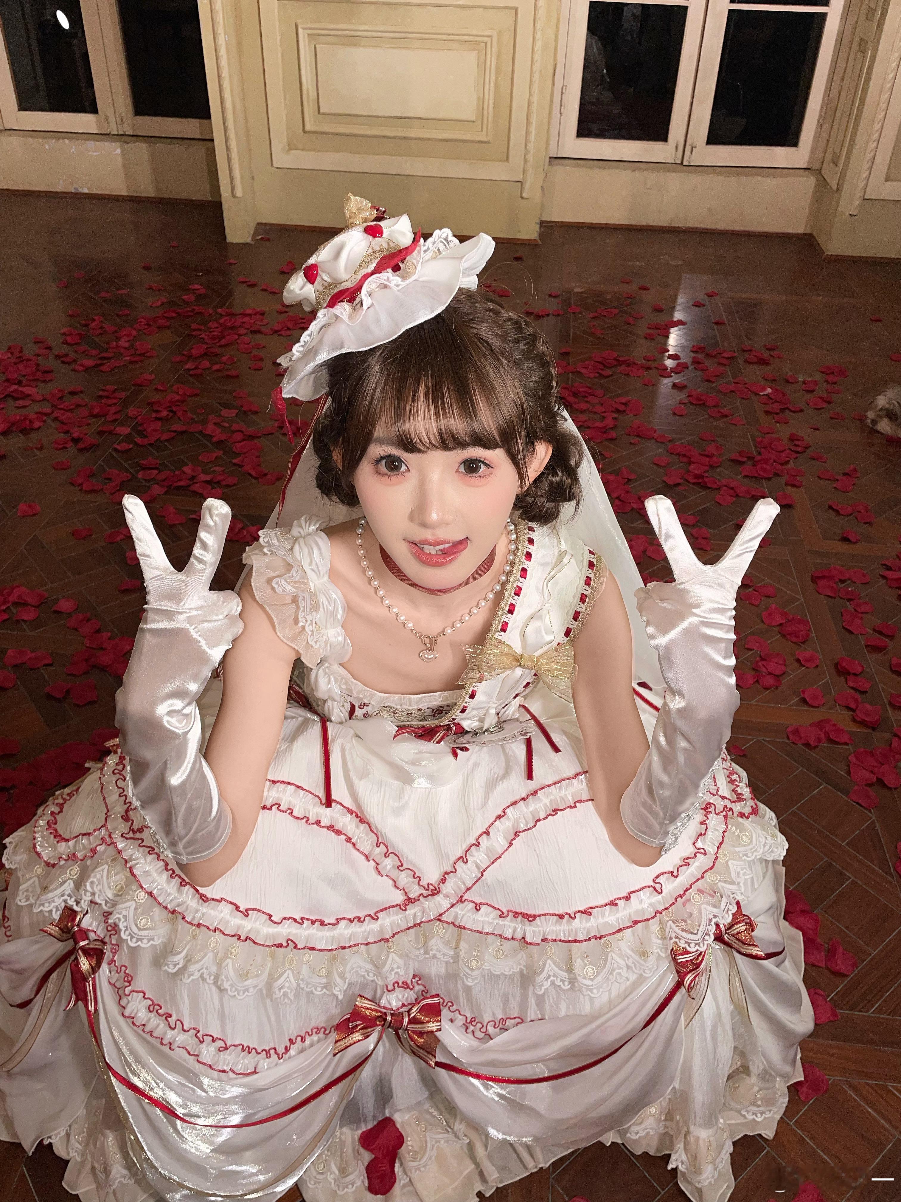 “早知道不看言情小说了 居然想一生一世一双人” ​​​