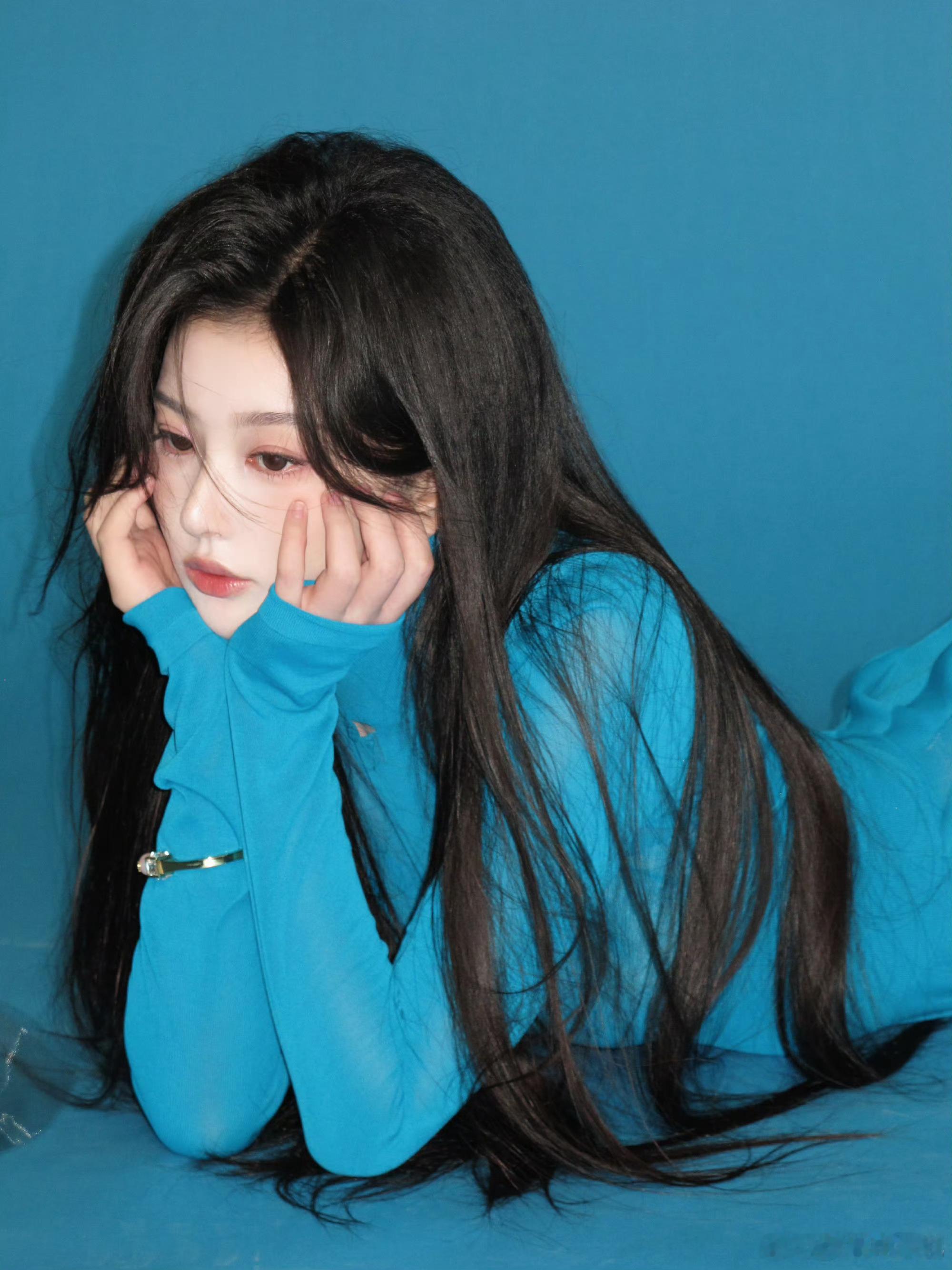 哇塞！雪儿和这套蓝衣服锁死吧，直接白到发光，又纯又欲的氛围感直接拉满了！ 