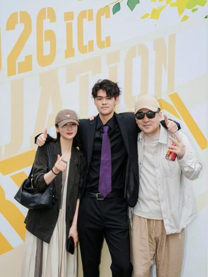 蒋勤勤晒大儿子毕业照 伯克利录取通知书就是最好的毕业礼物！蒋勤勤今天这条动态发得