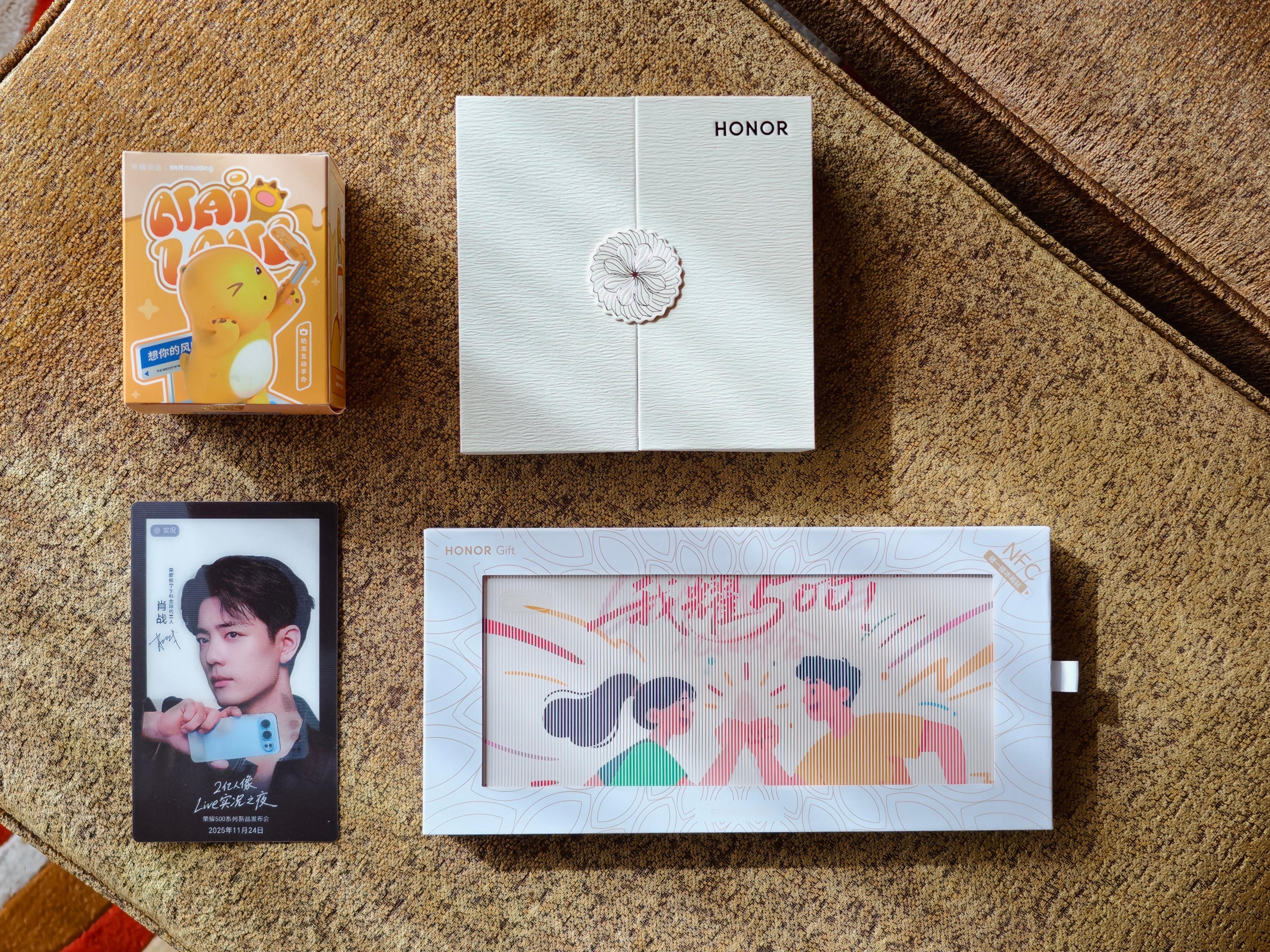 荣耀500发布会伴手礼用心了特别门票是肖战实况live照片不同角度可以看到不同的