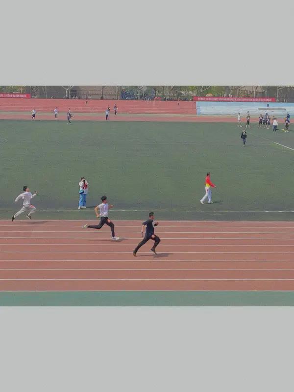 上联：桥下有水水追水，请对下联运动会上人追人